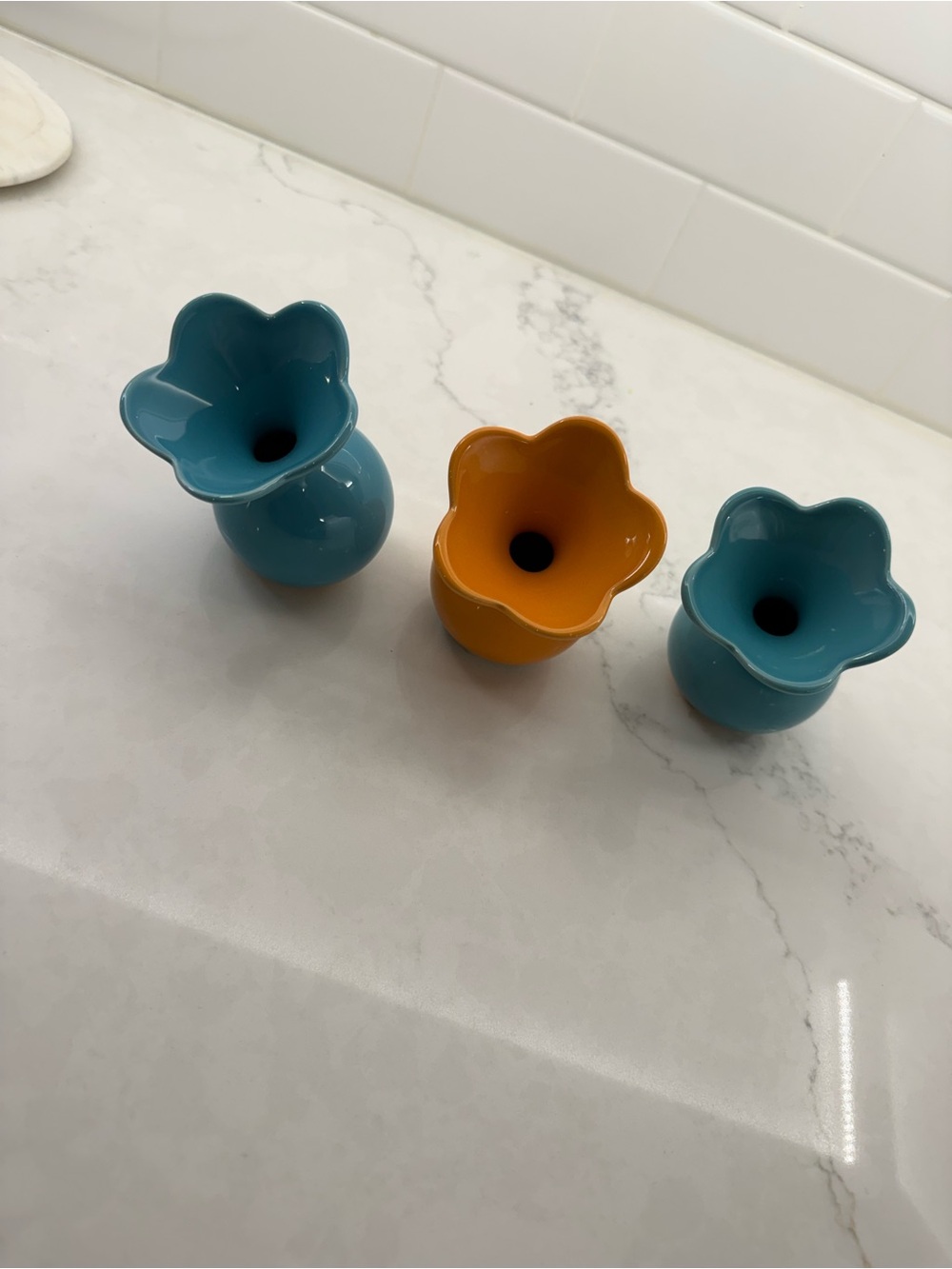 Set of 3 glossy ceramic bud vase with a flower-shaped ruffled rim